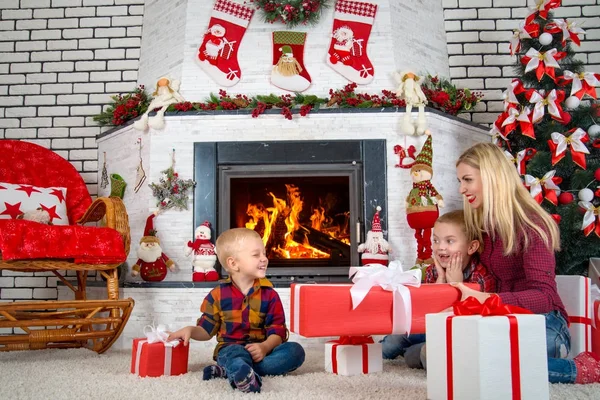 Kellemes Karácsonyi Ünnepeket Boldog Ünnepek Anya Fia Ült Kandalló Nyitott — Stock Fotó