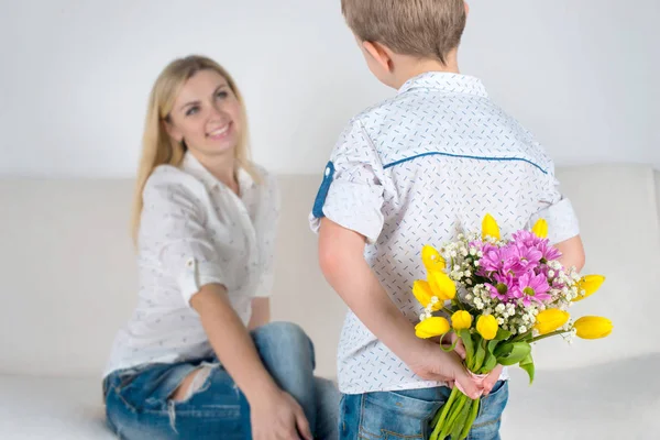 儿子为心爱的母亲留着一束郁金香 庆祝的概念 妇女节 — 图库照片