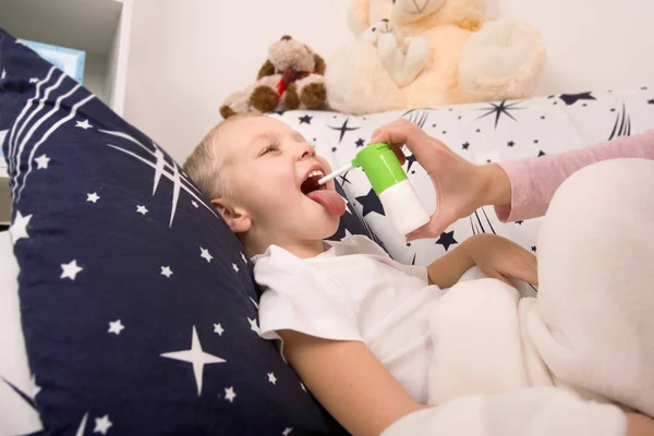 Mãe Trata Bebê Spray Uma Dor Garganta — Fotografia de Stock