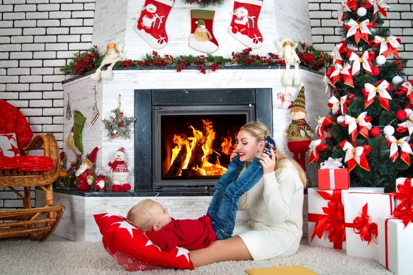Kellemes Karácsonyi Ünnepeket Boldog Ünnepek Anya Kis Fia Este Kandalló — Stock Fotó