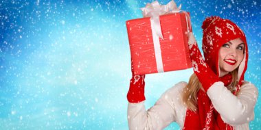 Bir genç kadın güzel örme giysiler şapka, eşarp ve eldiven Noel hediyesi elinde tutuyor. Mutlu Noeller ve mutlu tatiller!