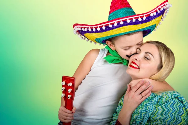 Niño Pequeño Sombrero Besa Mamá Mejilla Son Toca Guitarra Canta —  Fotos de Stock