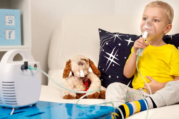 Menino Faz Inalação Com Nebulizador Tratamento Caseiro Uma Criança Cachorro — Fotografia de Stock