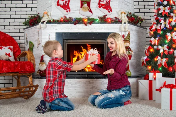 Kellemes Karácsonyi Ünnepeket Boldog Ünnepek Aranyos Fiú Szeretett Édesanyja Egy — Stock Fotó