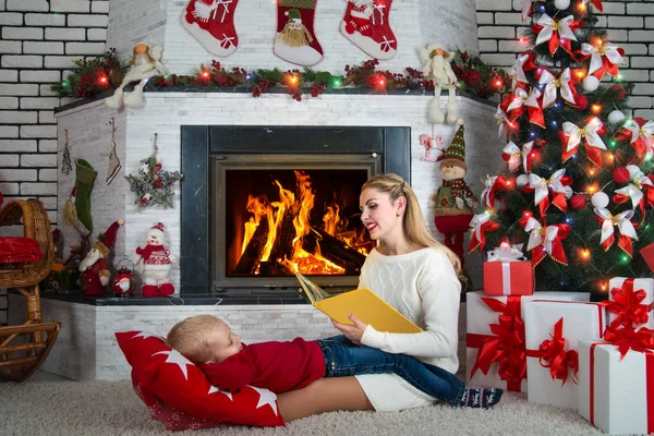 Boldog Karácsonyt Anya Olvasó Egy Könyv Egy Kis Fia Tündérmesékben — Stock Fotó