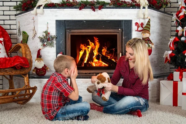 Kellemes Karácsonyi Ünnepeket Boldog Ünnepek Anya Fia Egy Játékszer Kutya — Stock Fotó