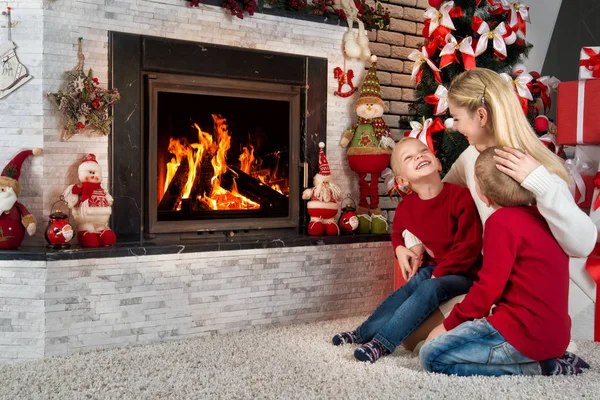 Kellemes Karácsonyi Ünnepeket Boldog Ünnepek Anya Két Kisfiával Ülni Pihenni — Stock Fotó