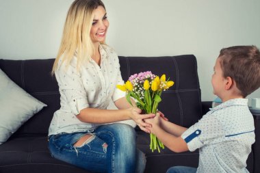 Oğlu sevgili annesi Lale güzel bir buket verir. Kutlama, kavramı kadınlar günü.