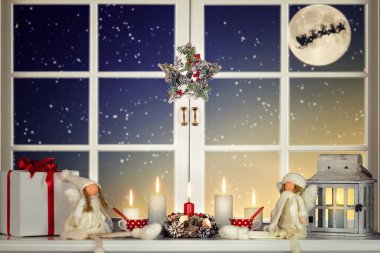  Mutlu Noeller ve mutlu tatiller! Güzel bir Noel pencere için dekore edilmiştir. Kış orman evin penceresinden.