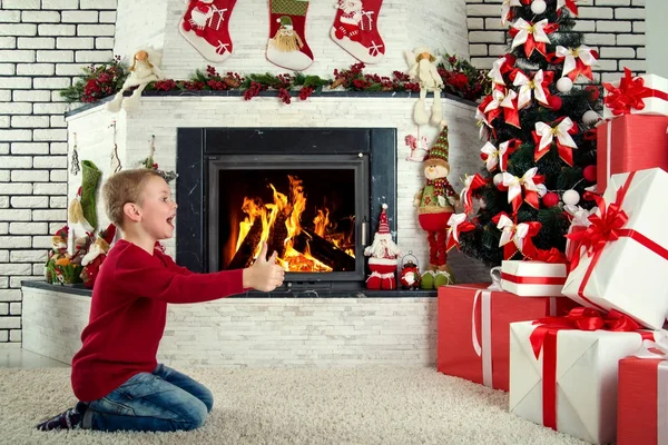 Kellemes Karácsonyi Ünnepeket Boldog Ünnepek Aranyos Gyerek Találta Sok Ajándék — Stock Fotó