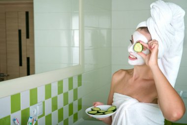 Kadın bir yüz maskesi sabah duştan sonra yapar. Güzellik bakımı cilt için