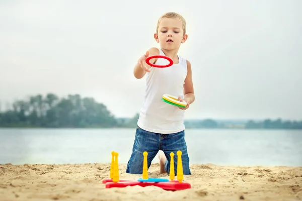 Lindo Chico Jugando Juego Lanzando Anillos Paseo Marítimo Alegría Victoria — Foto de Stock