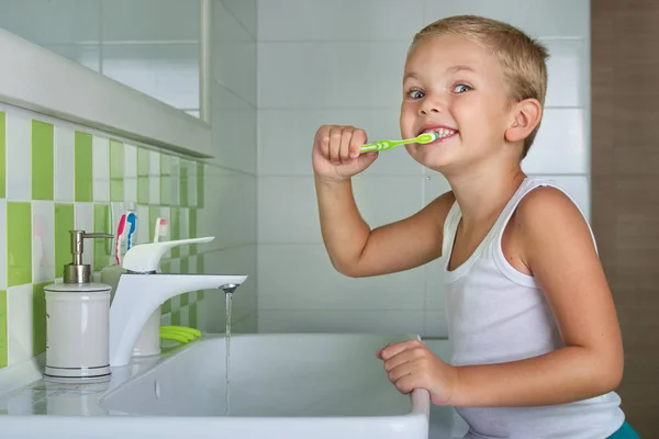 Menino Escovando Dentes Banheiro Início Novo Dia — Fotografia de Stock