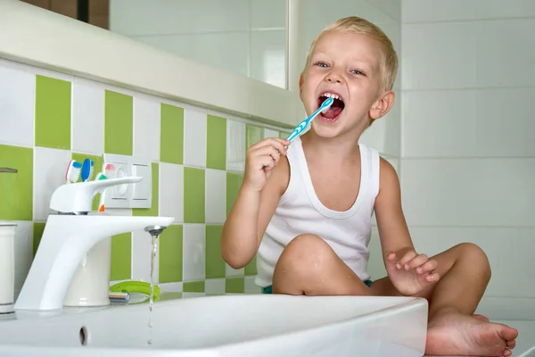 Маленький Мальчик Чистит Зубы Ванной Комнате Начало Нового Дня — стоковое фото