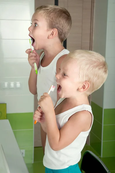 Two Brothers Brush Teeth Bathroom Little Boys Sings Song Toothbrush — Stock Photo, Image