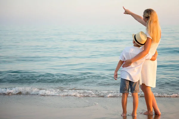 Familie Wandelen Het Strand Avonds Tijdens Zonsondergang Moeder Zoon Bieden — Stockfoto