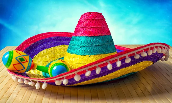  Mexico.Colored fötr şapka ve ahşap arka plan üzerinde marakas.