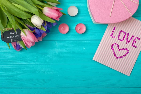 Csokor Tulipán Egy Képeslapot Szív Egy Ajándék Valentin Nap Háttér — Stock Fotó