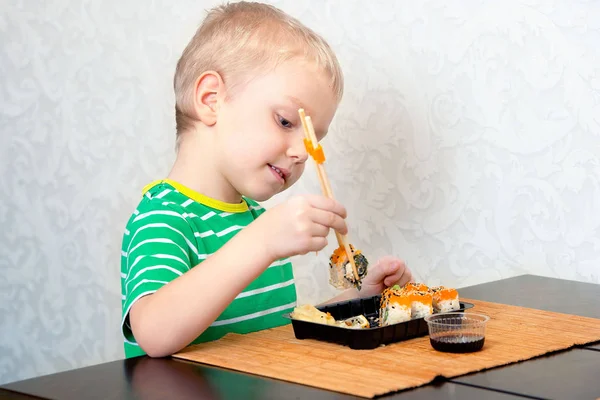 Criança Come Rolos Sushi Casa — Fotografia de Stock