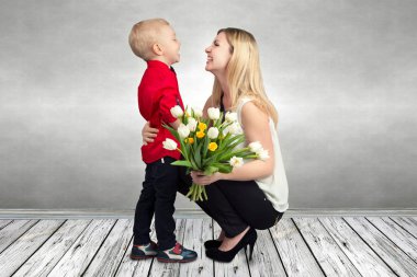 Küçük oğlu sevgili annesi güzel Lale buketi verir. Bahar, kavram aile tatili. Kadınlar Günü.