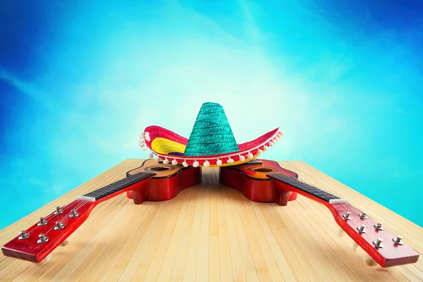 Mexico.Colored fötr şapka ve ahşap arka plan üzerinde iki gitar.