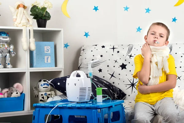 Niño Siente Dolor Garganta Mide Temperatura Niño Hace Nebulizador Por — Foto de Stock