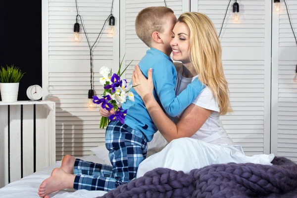 Niño Despierta Mamá Ramo Flores Cama Celebrando Día Mujer — Foto de Stock