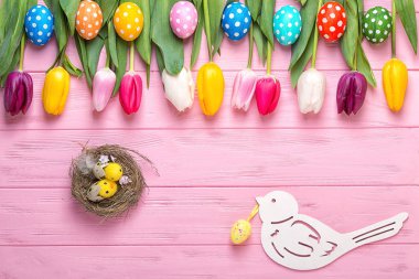 Ahşap zemin, Paskalya tatil kavramı üzerine renkli Lale ile Paskalya yumurtaları.