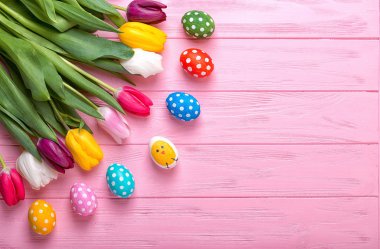 Ahşap zemin, Paskalya tatil kavramı üzerine renkli Lale ile Paskalya yumurtaları.