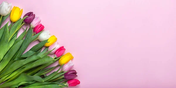 분홍색 배경에 꽃다발 화려한 튤립입니다 발렌타인의 여성의 어머니의 부활절 인사말 — 스톡 사진