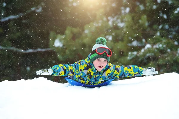 Junge Beim Rodeln Einem Verschneiten Wald Winterspaß Freien Für Die — Stockfoto