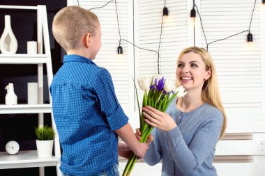 Oğlu sevgili annesi tebrik ve ona Lale buketi verir. Kutlama, kavramı kadının gün. Anneler günü.