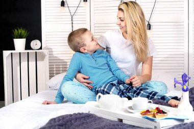 Yatakta annem kahvaltı için getirdim evlat. Güne iyi bir başlangıç. Anneler günü. Kadının gün.