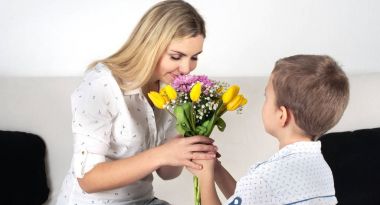 Oğlu sevgili annesi Lale güzel bir buket verir. Kutlama, kavramı kadınlar günü.