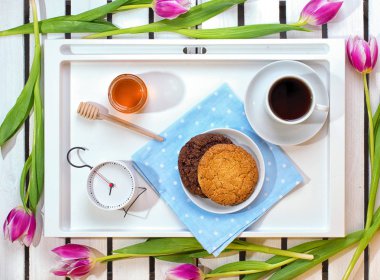 Romantik kahvaltı. Sevgili için sürpriz. Kutlama, kavramı kadınlar günü.