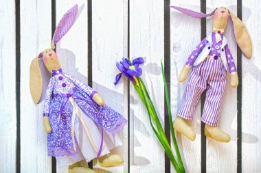 Seven çift el yapımı tavşan. Aşk Bildirgesi. Tatil kavramı.