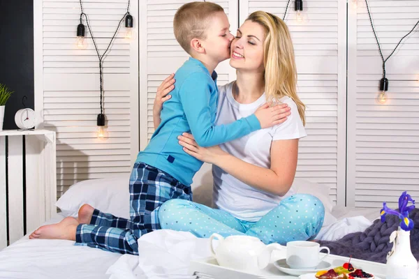 Hijo Trae Para Desayuno Madre Cama Buen Comienzo Del Día — Foto de Stock