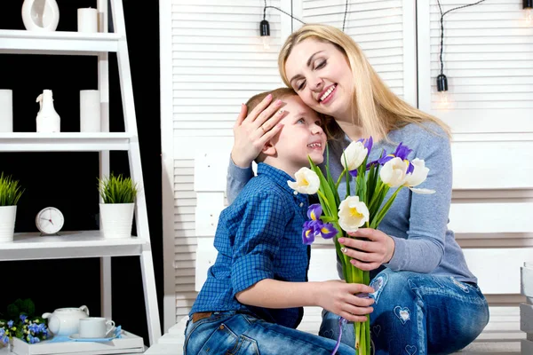儿子祝贺他心爱的母亲 给她一束郁金香 庆祝妇女节的概念 母亲节 — 图库照片