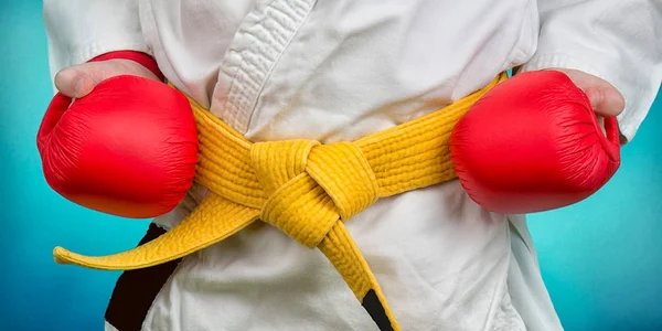 Atleta Karatê Quimono Com Cinto Amarelo Luvas — Fotografia de Stock