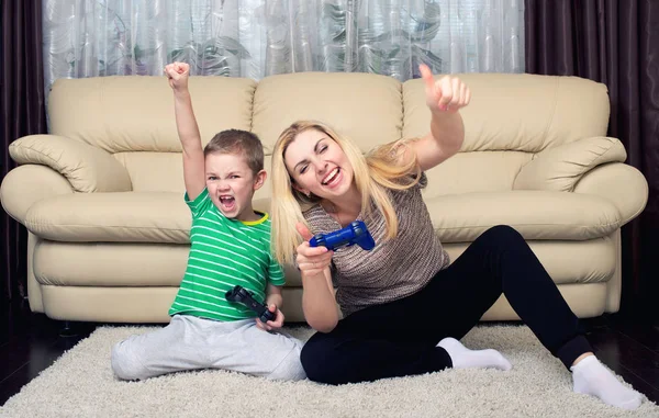 Mother Son Play Video Games Together — Stock Photo, Image