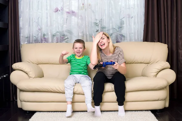 Mother Son Play Video Games Together — Stock Photo, Image