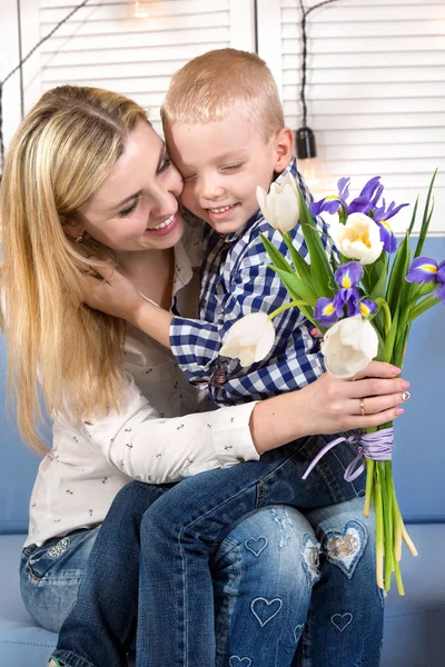 儿子送给心爱的母亲一束美丽的郁金香 庆祝的概念 妇女节 — 图库照片