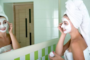 Kadın bir yüz maskesi sabah duştan sonra yapar. Güzellik bakımı cilt için