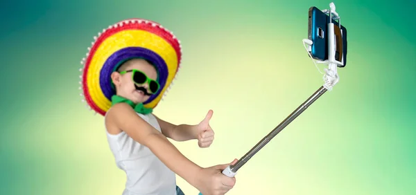 Funny Boy Solglasögon Och Mexikanska Sombrero Gör Ett Foto Telefonen — Stockfoto
