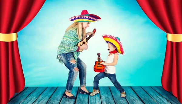 Mexicaanse Partij Een Kleine Jongen Een Sombrero Speelt Gitaar Zingt — Stockfoto