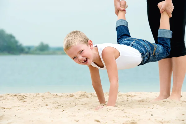 Niño Camina Sus Brazos Sobre Arena Playa Descanso Activo — Foto de Stock