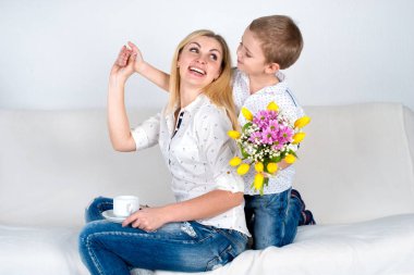 Oğlum onun güzel çiçekler buket sevgili annesi için tutar. Kutlama, kavramı kadınlar günü.