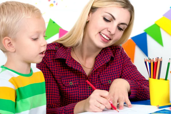 Ein Kleiner Junge Zeichnet Mit Der Mutter — Stockfoto