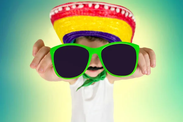 Zabawny Chłopak Okulary Przeciwsłoneczne Meksykańskie Sombrero — Zdjęcie stockowe