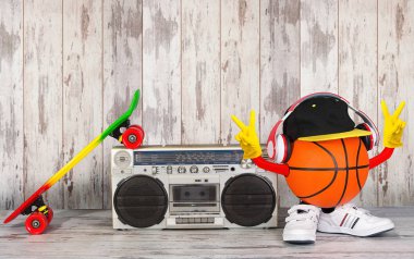 Müzik Hip hop tarzı ve spor kavram. Kulaklıklar, modaya uygun kap, spor ayakkabı, basketbol topu, kaykay ile Vintage ses çalar.